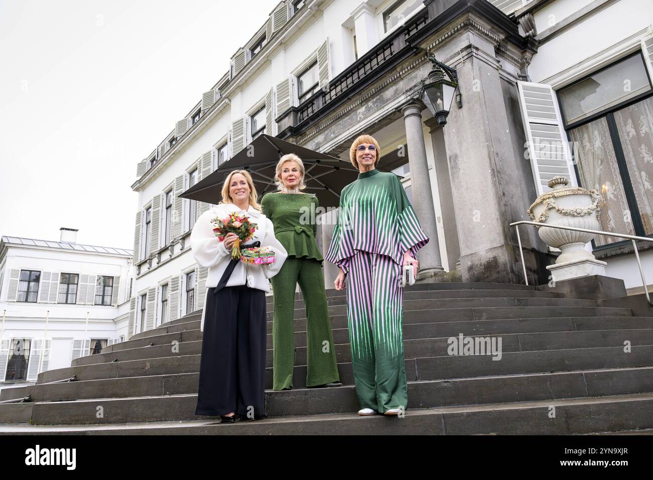 Soestdijk, pays-Bas, 2024-11-20 16:34:55 SOESTDIJK, 20-11-2024, Palais de Soestdijk, la grande exposition hivernale 'Shine on Soestdijk' mettra en valeur la vie de cour, combinée à la mode contemporaine, l'art et le design. PHOTO : NLBeeld/Patrick van EmstDans la photo : Maya Meijer-Bergmans et conservatrice Nicole Uniquole et Princesse Margarita crédit : NL Beeld / Patrick van EMST Banque D'Images