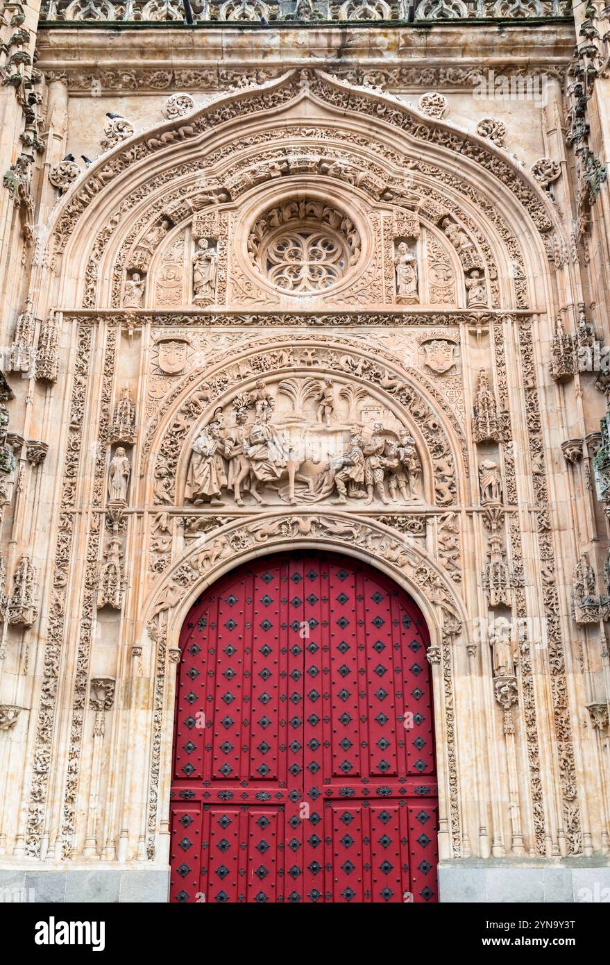 L'entrée ornée de la cathédrale de Salamanque présente des sculptures complexes et une porte rouge frappante, soulignant sa beauté architecturale. Banque D'Images L'entrée ornée de la cathédrale de Salamanque présente des sculptures complexes et une porte rouge frappante, soulignant sa beauté architecturale. Banque D'Images