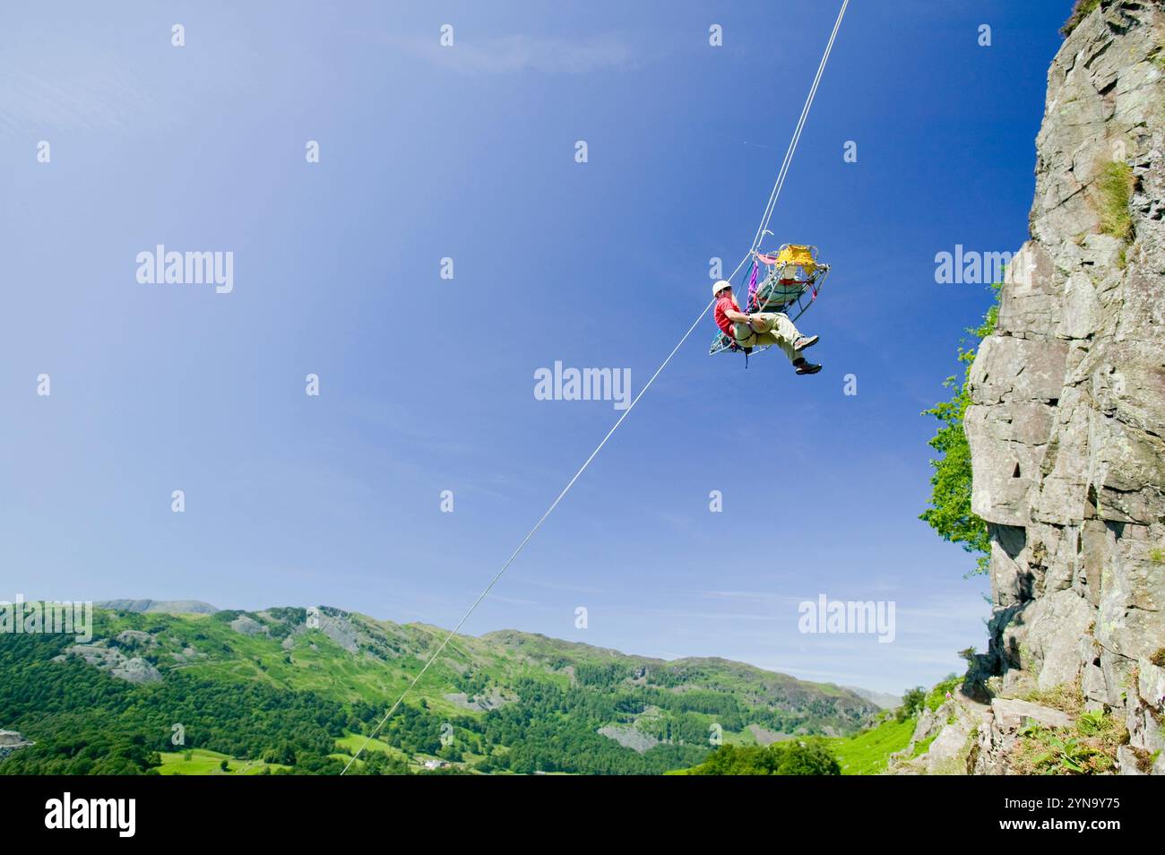 Les membres de l'équipe de sauvetage en montagne Langdael Ambleside font un brancard plus bas dans une falaise à Langdale dans le cadre de l'entraînement. Banque D'Images