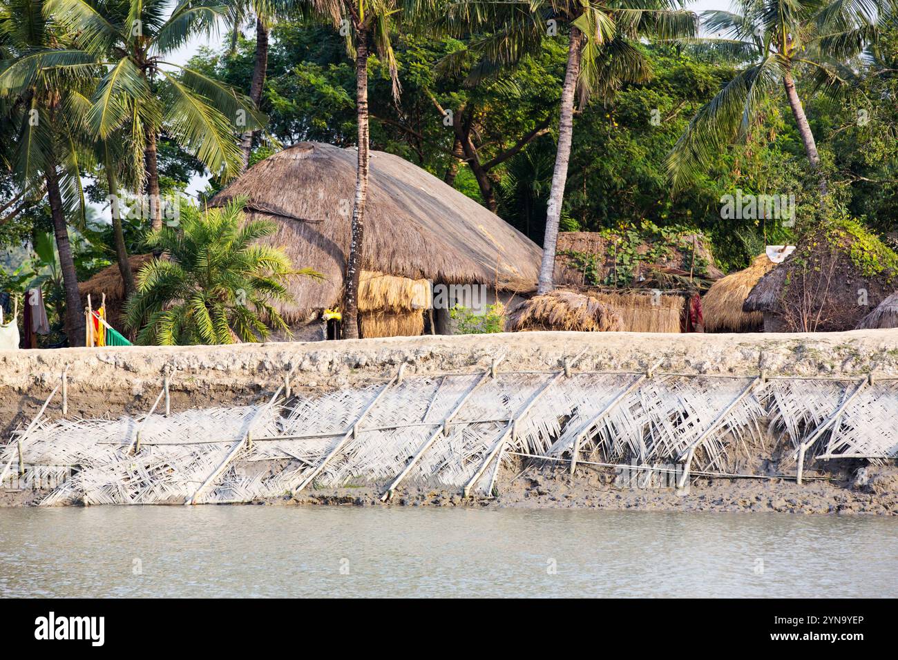 Défenses côtières contre les inondations à Sunderbans, zone basse du delta du Gange dans l'est de l'Inde Banque D'Images