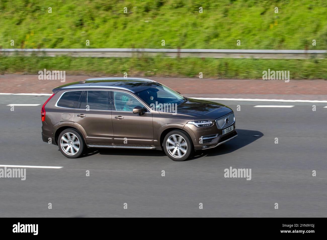2015 Bronze Volvo XC90 inscription T6 AWD A, SUV de luxe, 2,0 T6 5d Geartronic avec un moteur puissant, SUV à quatre roues motrices, voyageant sur l'autoroute M6, Royaume-Uni Banque D'Images