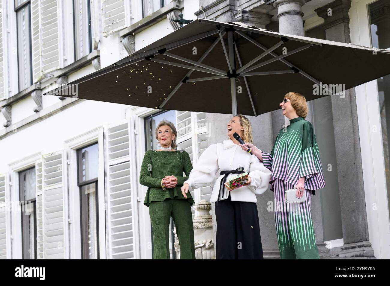 Soestdijk, pays-Bas, 2024-11-20 16:35:01 SOESTDIJK, 20-11-2024, Palais de Soestdijk, la grande exposition hivernale 'Shine on Soestdijk' mettra en valeur la vie de cour, combinée à la mode contemporaine, l'art et le design. PHOTO : NLBeeld/Patrick van EmstDans la photo : Maya Meijer-Bergmans et conservatrice Nicole Uniquole et Princesse Margarita crédit : NL Beeld / Patrick van EMST Banque D'Images