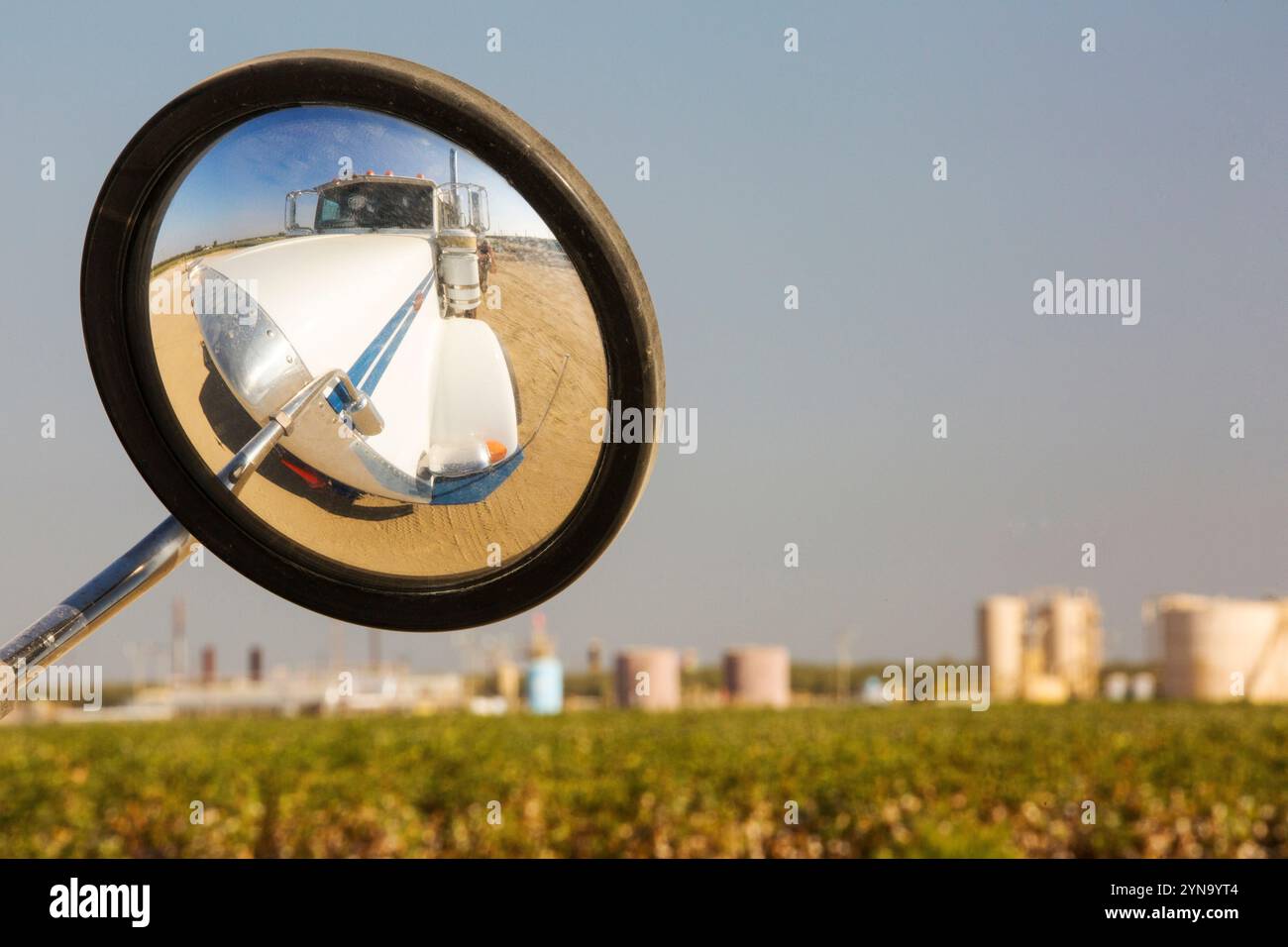 Camion de fracturation sur le site en cours de fracturation, Wasco, Californie, États-Unis Banque D'Images