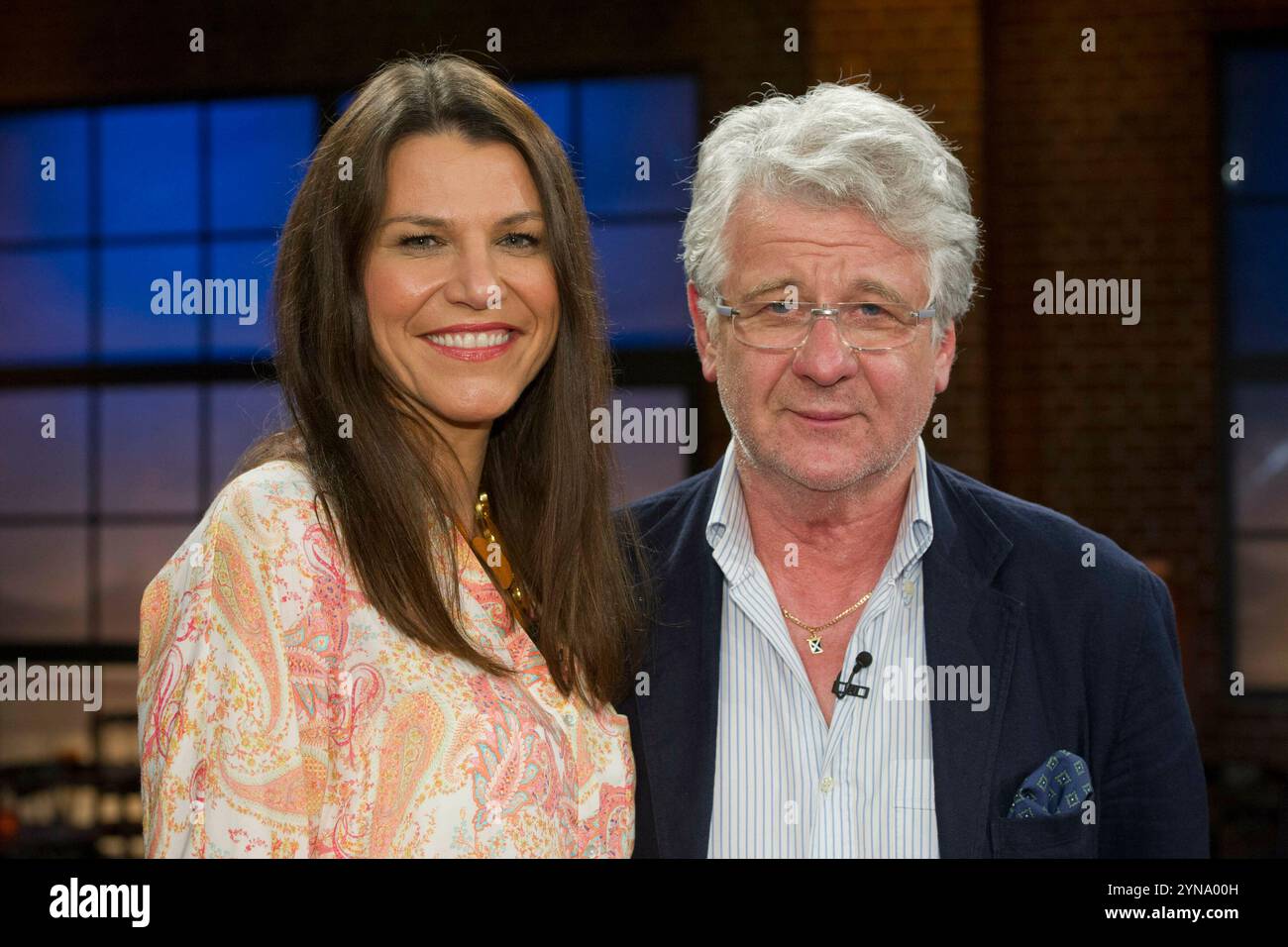 PHOTO D'ARCHIVE : Marcel REIF aura 75 ans le 27 novembre 2024, Marcel REIF, Allemagne, présentateur, journaliste sportif, commentateur de football, avec sa femme Marion KIECHLE, médecin, médecin, gynécologue, portrait, portrait, image unique recadrée, motif unique, invité dans l'émission 'Koelner Treff' sur WDR Television, 12 juin 2015. Banque D'Images