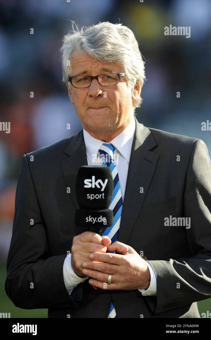 PHOTO D'ARCHIVE : Marcel REIF aura 75 ans le 27 novembre 2024, présentateur sportif, présentateur TV, présentateur TV, éditeur sportif, éditeur de télévision pour Sky sport (première) Marcel REIF (GER) avec microphone, demi-longueur, format portrait ; médias, télévision payante; match 51, Round of 16 Allemagne (GER) - Angleterre (ENG) 4:1, le 27 juin 2010 en Coupe du monde de Football Bloemfontein/Mangaung 2010 en Afrique du Sud à partir du 11 juin. - Championnat 11.07.2010, championnats, WM 2010 RSA, Coupe du monde FIFA Afrique du Sud, ZAF, continent africain, Afrique du Sud, Afrique du Sud, Afrique du Sud, coupe du monde, SPO, Sports sportifs, football, Footbal Banque D'Images