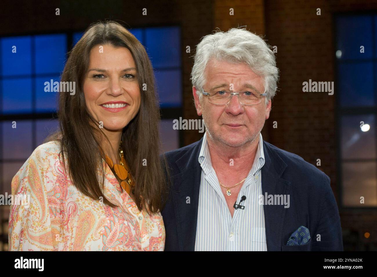 PHOTO D'ARCHIVE : Marcel REIF aura 75 ans le 27 novembre 2024, Marcel REIF, Allemagne, présentateur, journaliste sportif, commentateur de football, avec sa femme Marion KIECHLE, médecin, médecin, gynécologue, portrait, portrait, image unique recadrée, motif unique, invité dans l'émission 'Koelner Treff' sur WDR Television, 12 juin 2015. Banque D'Images