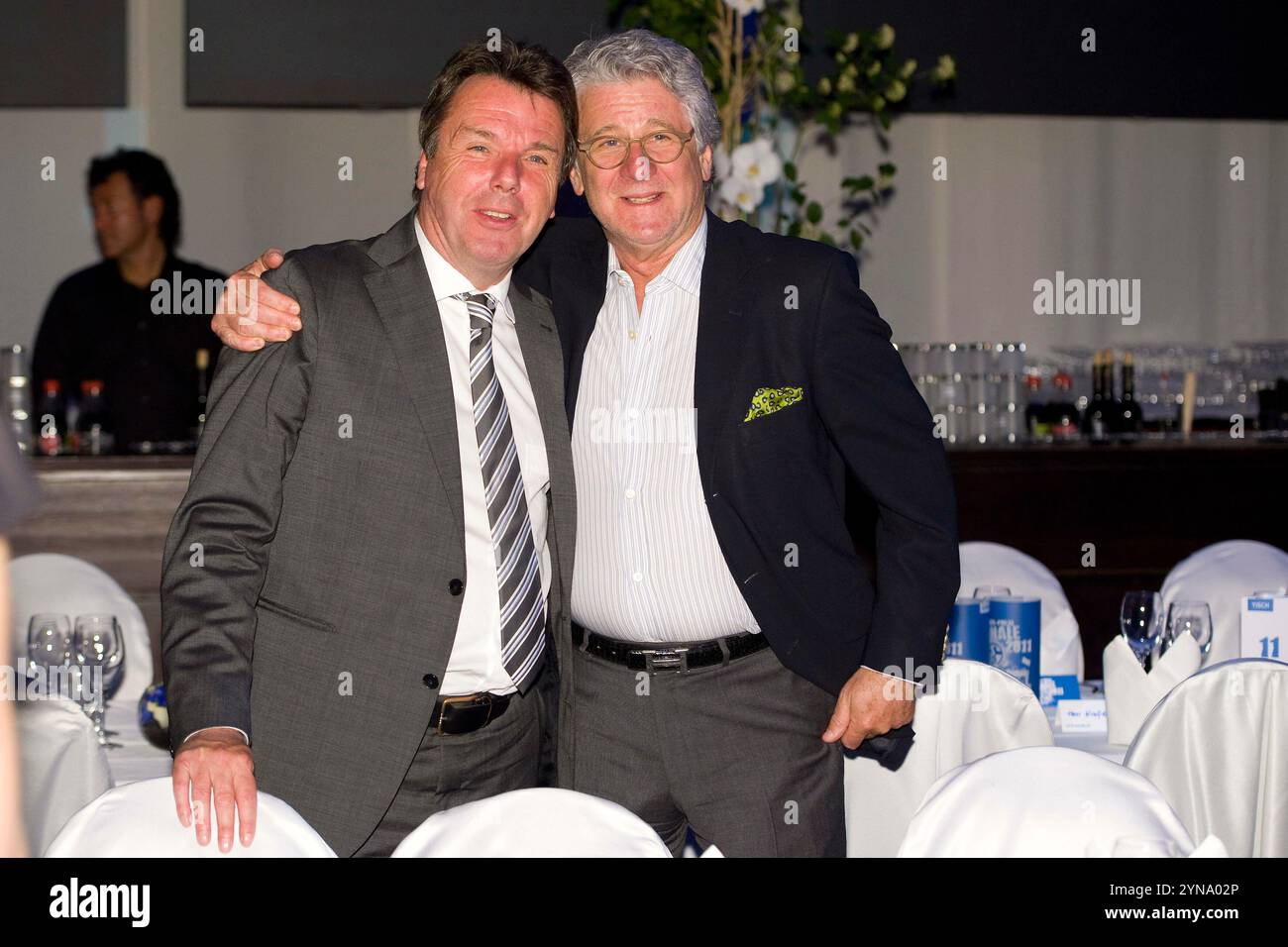PHOTO D'ARCHIVE : Marcel REIF aura 75 ans le 27 novembre 2024, Heribert BRUCHHAGEN (à gauche, président de l'Eintracht Francfort) et Marcel REIF (modérateur), demi-chiffre, banquet du FC Schalke 04 après la victoire en coupe en 2011 ? Sven Simon#Prinzess-Luise-Strasse 41#45479 Muelheim/R uhr #tel. 0208/9413250#fax. 0208/9413260#Kto. 4030 025 100 GLSB ANK BLZ 430 609 67# www.SvenSimon.net. Banque D'Images