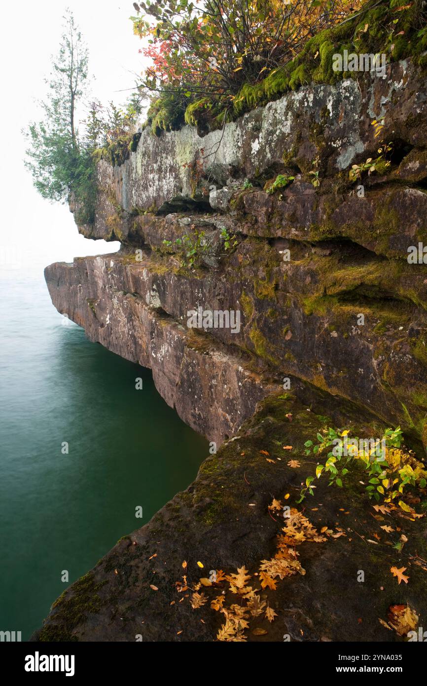 Une formation rocheuse pénètre dans le lac supérieur en automne sur les rives de Madeline Island, dans le parc d'État de Big Bay, Wisconsin. Banque D'Images
