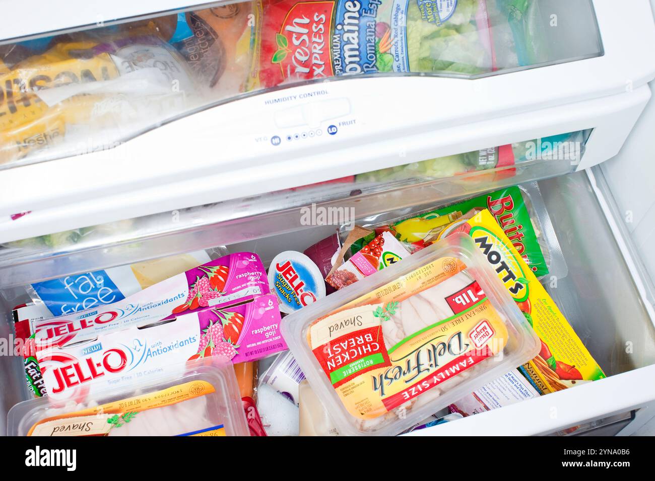 L'abondance et l'emballage lumineux remplissent le réfrigérateur en déclarant « sans gras », « avec des antioxydants », « sans sucre » et « poids surveillés ». Banque D'Images