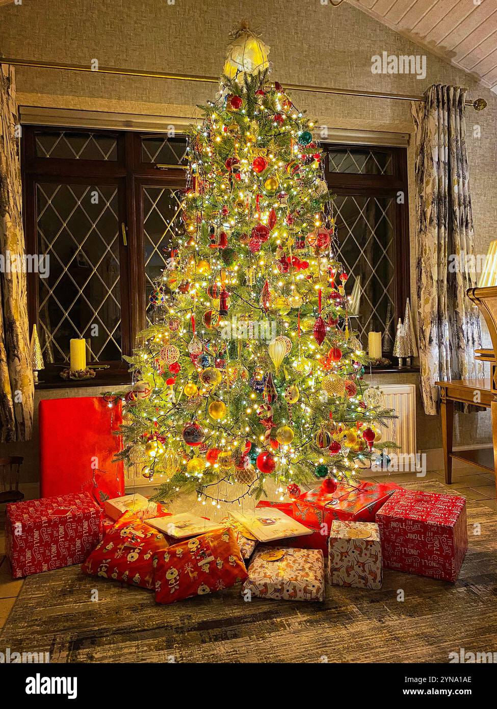 Cadeaux autour d'un arbre de Noël anglais Banque D'Images
