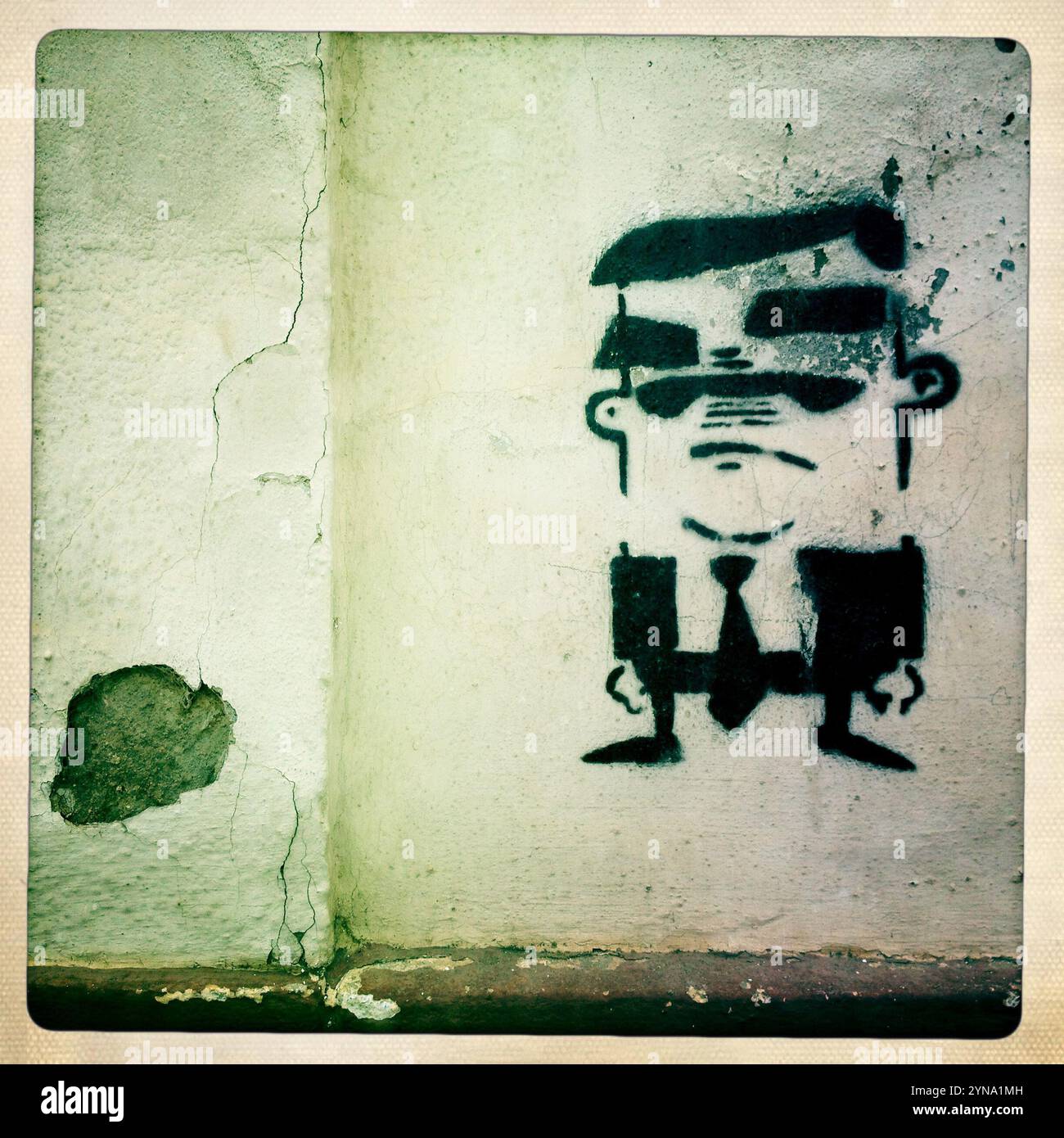 Un homme de dessin animé décore un mur à Puente Genil, province de Cordoue, Andalousie, Espagne, 3 avril, 2012. Banque D'Images