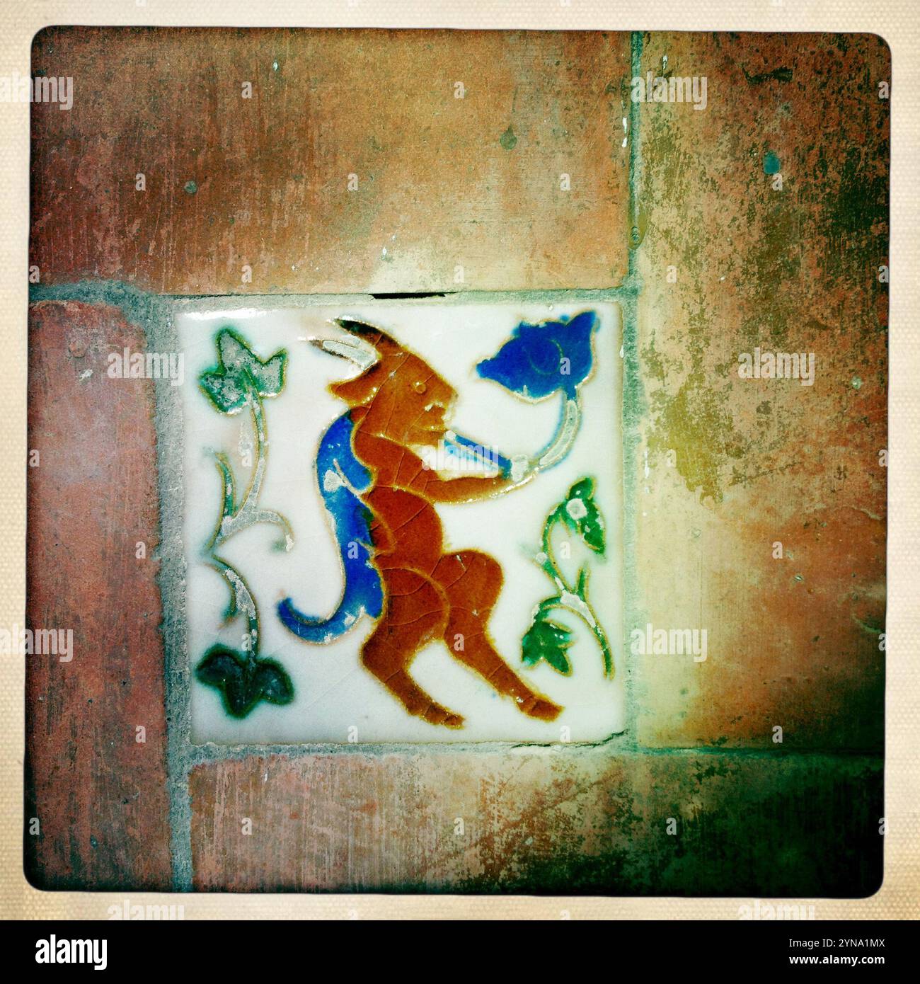 Une tuile de bélier jouant de la musique décore un mur à Puente Genil, province de Cordoue, Andalousie, Espagne, 3 avril, 2012. Banque D'Images