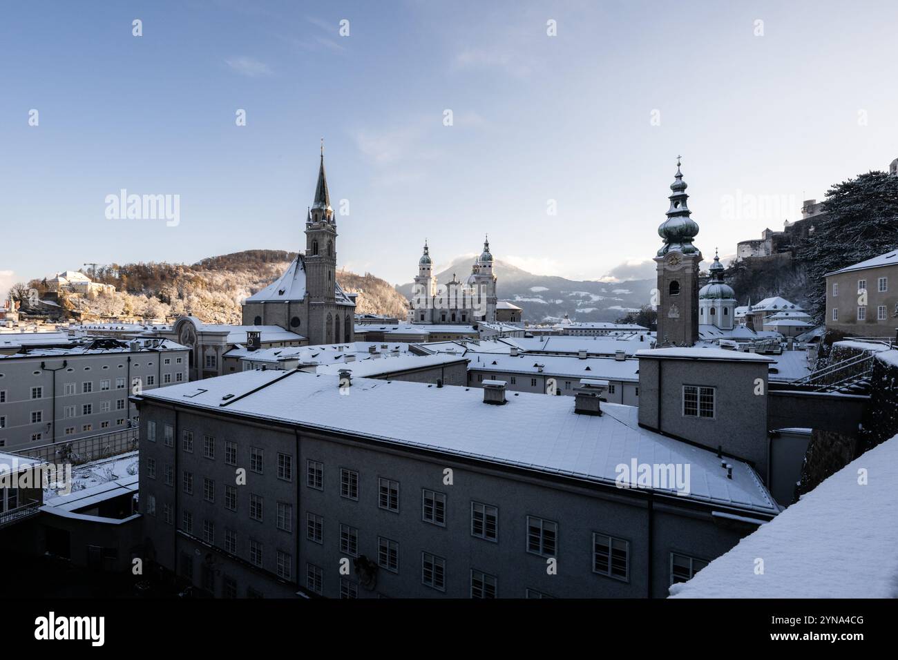 Neuschnee und Wintereinbruch in der Festspiel- und Mozartstadt Salzburg am Morgen des 22.11.2024. IM Bild : Ausblick auf die frisch verschneite Stadt Salzburg und die Kirchtürme der Domstadt // neige fraîche et début de l'hiver dans le festival et Mozart ville de Salzbourg le matin du 22 novembre 2024. Sur l'image : vue de la ville fraîchement enneigée de Salzbourg et de la forteresse de Hohensalzburg - 20241122_PD2561 crédit : APA-PictureDesk/Alamy Live News Banque D'Images