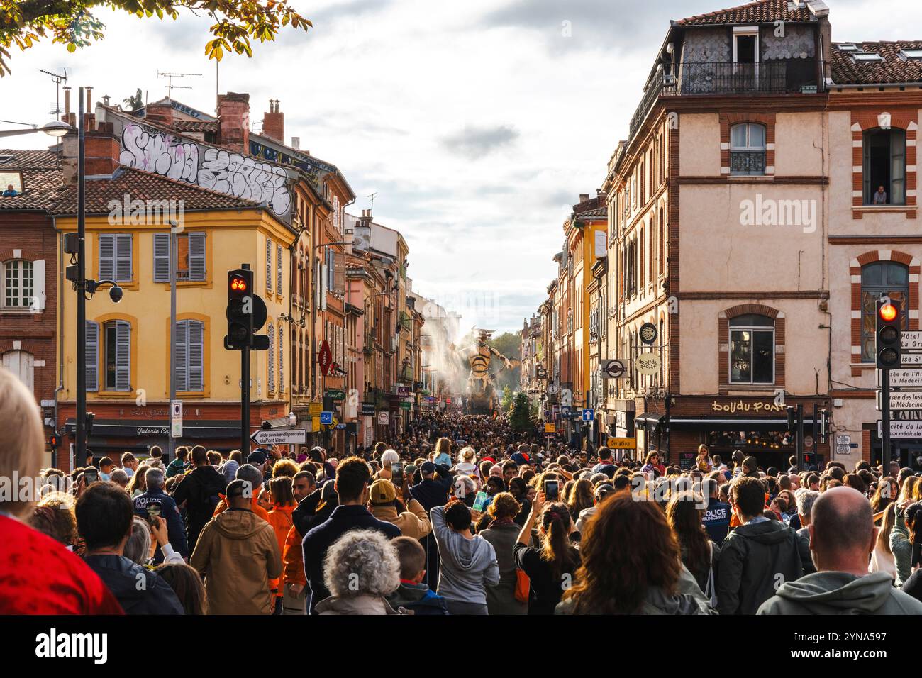 France, Occitanie, midi-Pyrénées, haute-Garonne, Toulouse, scène de vie d’un spectacle au milieu de la rue, de la compagnie la machine à Toulouse mettant en scène de fantastiques créatures mécaniques de légendes en compétition pour créer un opéra urbain grandiose Banque D'Images