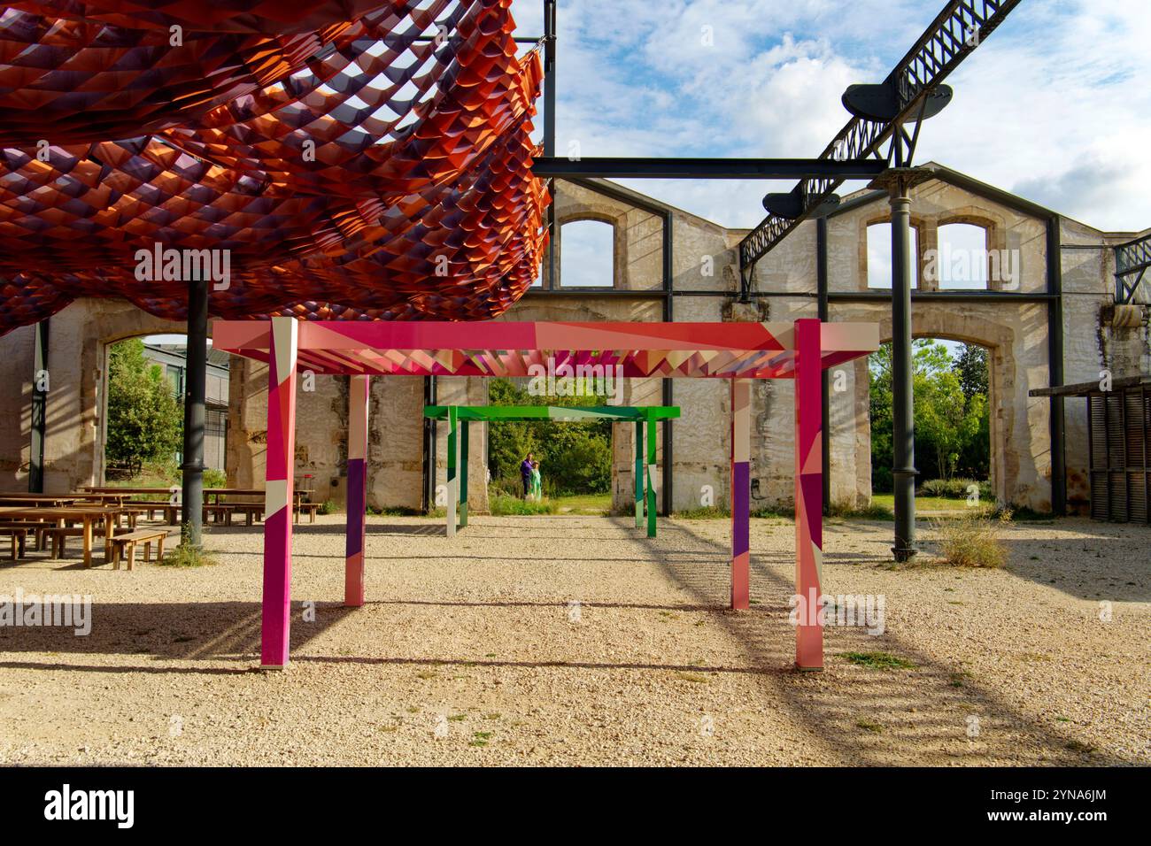 France, Bouches du Rhône, Arles, Parc des ateliers, Krauses Gekrose sculpture de Franz West et les Forges (ancienne ferronnerie) Banque D'Images