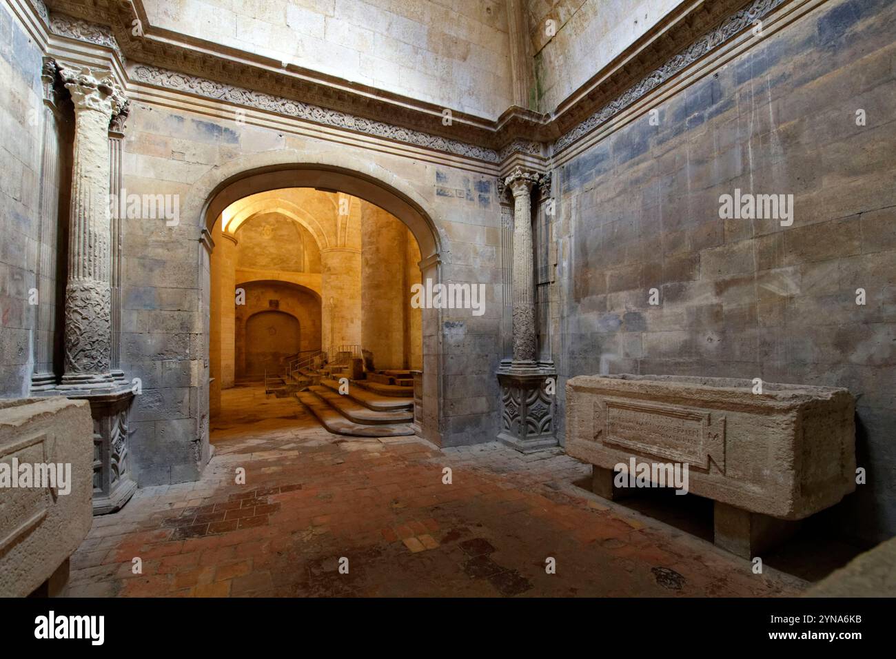 France, Bouches du Rhône, Arles, les Alyscamps, cimetière historique du IVe siècle au XIIIe siècle, église Saint Honorat classée au Patrimoine mondial de l'UNESCO Banque D'Images