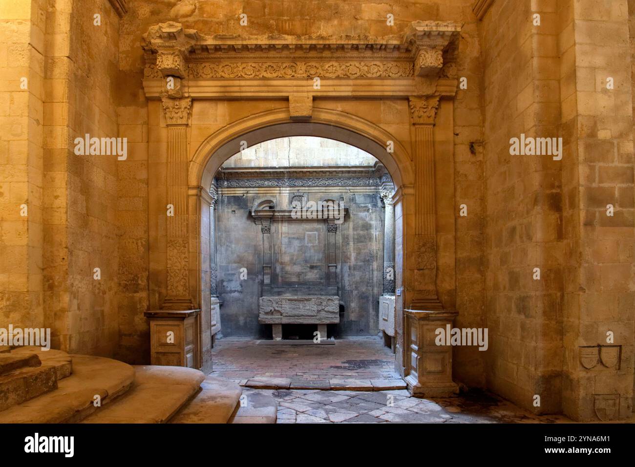 France, Bouches du Rhône, Arles, les Alyscamps, cimetière historique du IVe siècle au XIIIe siècle, église Saint Honorat classée au Patrimoine mondial de l'UNESCO Banque D'Images