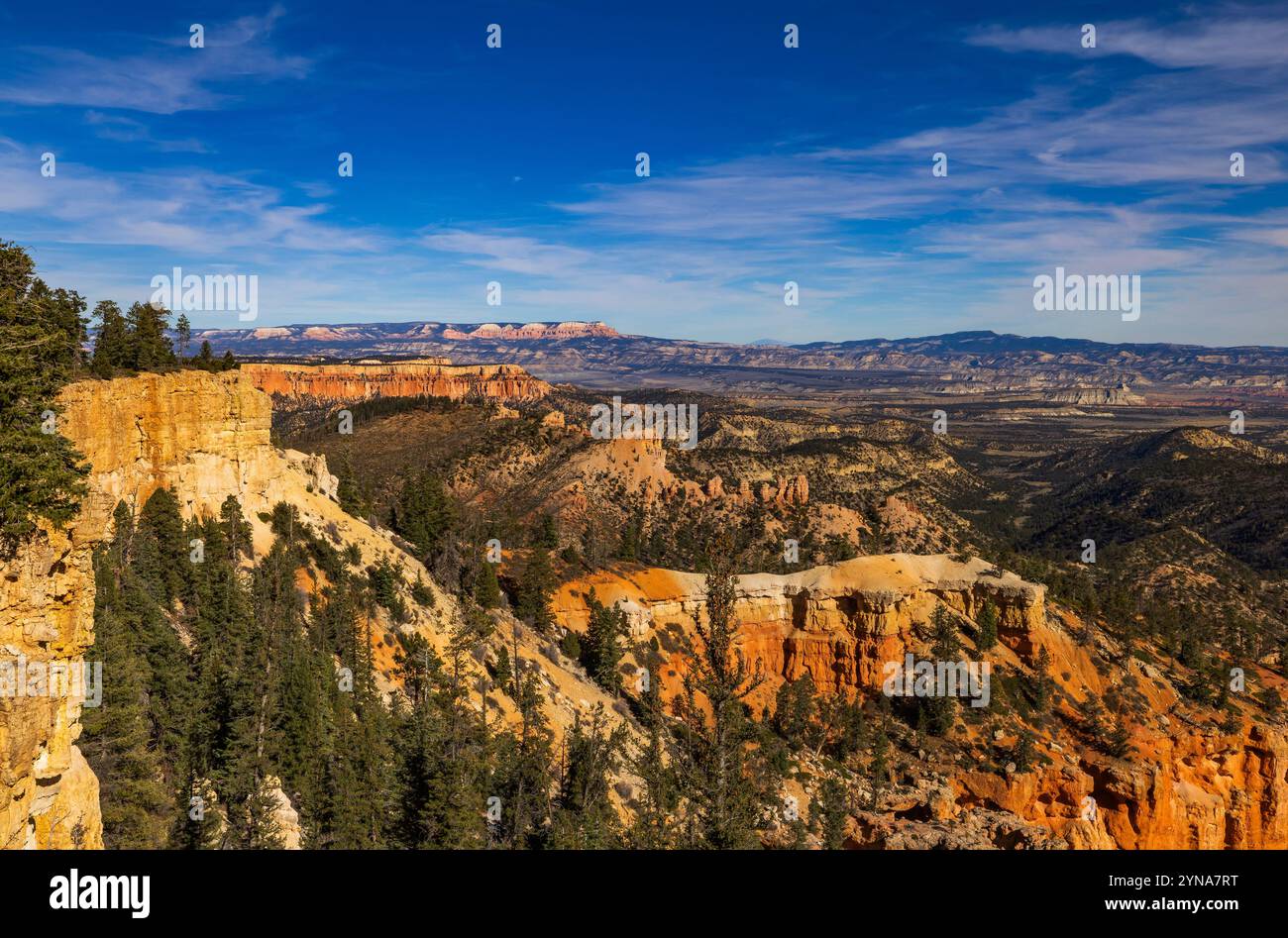 Ceci est une vue du parc national de Bryce Canyon, Bryce Canyon City, comté de Garfield, Utah, États-Unis comme vu par une belle journée claire de Farview point. Banque D'Images