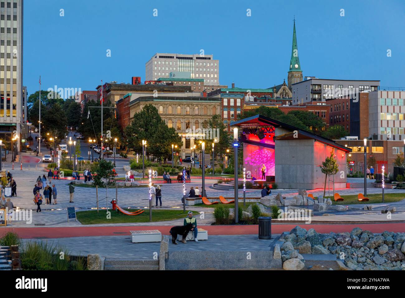 Canada, Province du Nouveau-Brunswick, ville de Saint John, Centre-ville, Market Square, Nightfall, Summer Entertainment, concert Banque D'Images