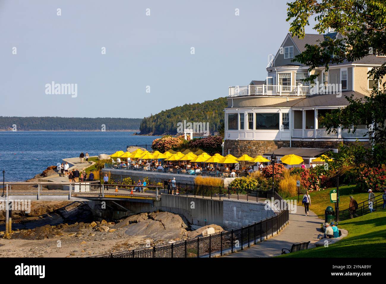 États-Unis, Maine, Bar Harbor, la promenade en bord de mer, la terrasse du Bar Harbor Inn & Spa Banque D'Images