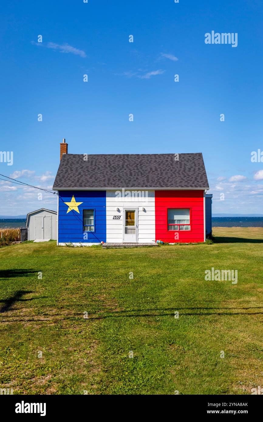 Canada, province du Nouveau-Brunswick, la côte acadienne, Grande Anse, maison aux couleurs du drapeau acadien Banque D'Images