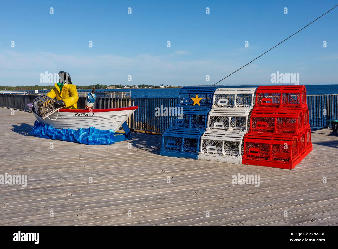 Canada, province du Nouveau-Brunswick, Côte acadienne, Shippagan, Centre-Marin, pièges à homard aux couleurs du drapeau acadien Banque D'Images