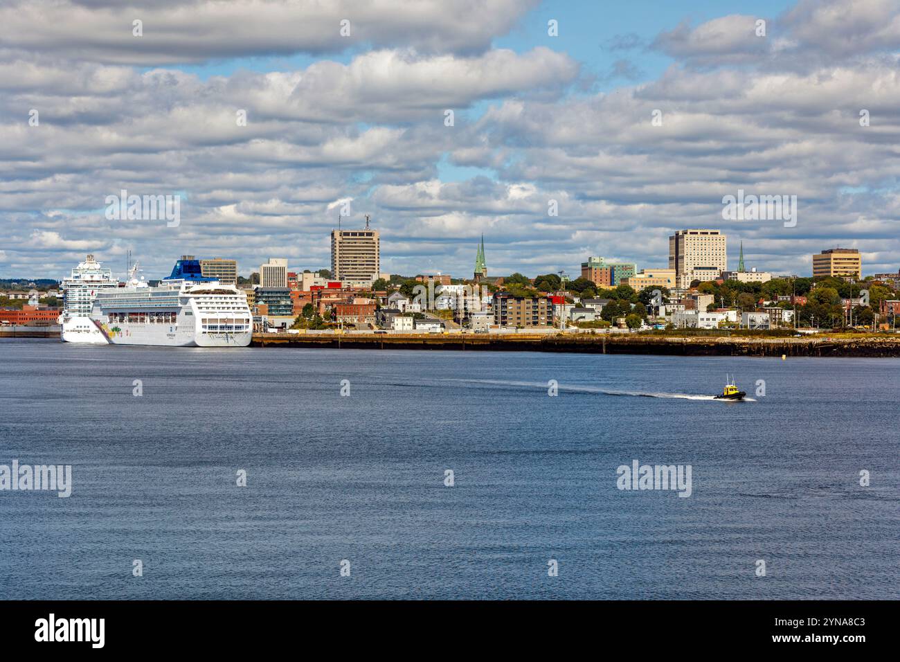Canada, province du Nouveau-Brunswick, ville de Saint John, vue générale du centre-ville depuis la baie de Fundy, bateau de croisière Banque D'Images