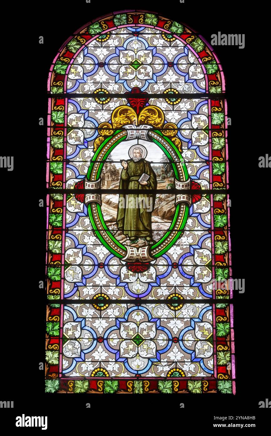 France, Meurthe et Moselle, Bremenil, église de la Nativité de la Vierge, construite en 1715, agrandie en 1772, l'église a été gravement endommagée pendant la première Guerre mondiale, la reconstruction a été réalisée par l'architecte Georges Biet de Nancy, vitrail réalisé par les verriers Bertin et Najean au début du XXe siècle représentant Saint Pierre Fourier (Saint Pierre Fourier) Banque D'Images