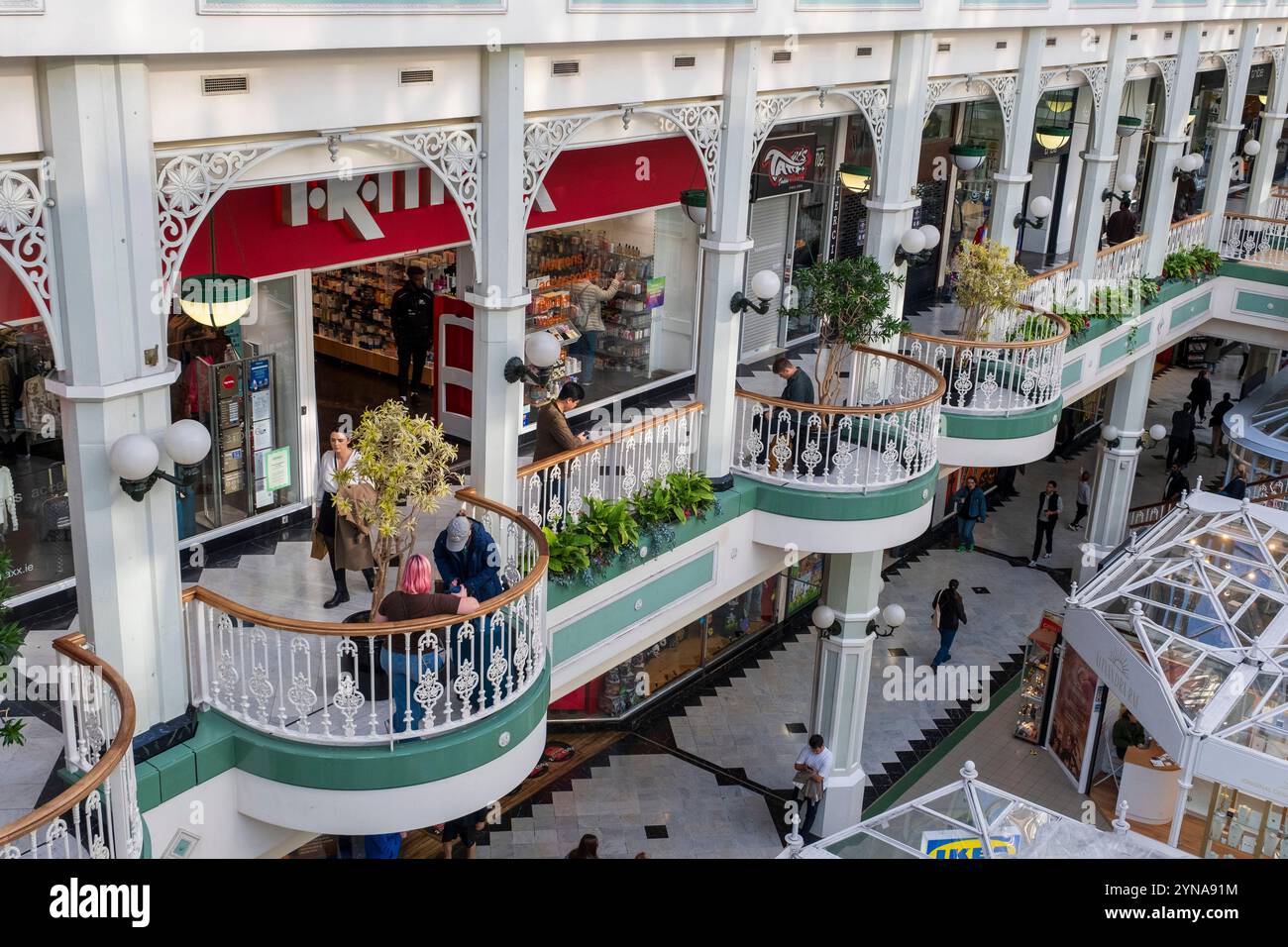 Irlande, Dublin, Stephen's Green Shopping Center, grand centre commercial couvert au sommet de Grafton Street, architecture en verre et fer Banque D'Images