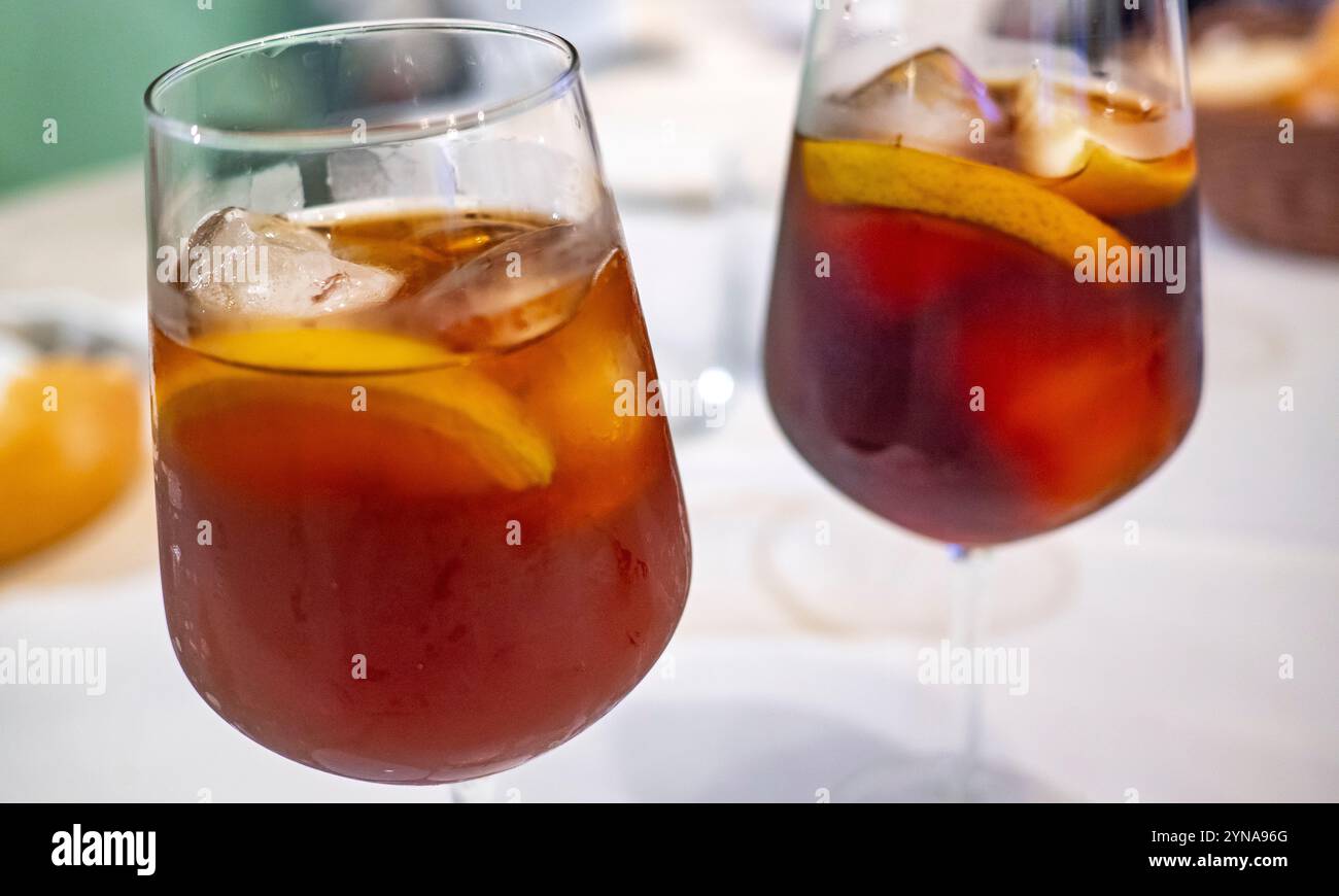 Verres Vermouth apéritif avant le repas Banque D'Images