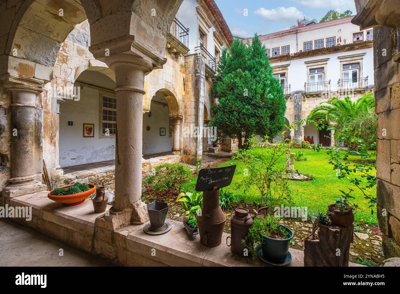 Portugal, région centrale, Coimbra, Rua da Sofia, Collège de grâce du XVIe siècle (Colégio da Graça) ou église notre-Dame de grâce, partie de l'Université de Coimbra-Alta et Sofia complexe, un site du patrimoine mondial de l'UNESCO Banque D'Images