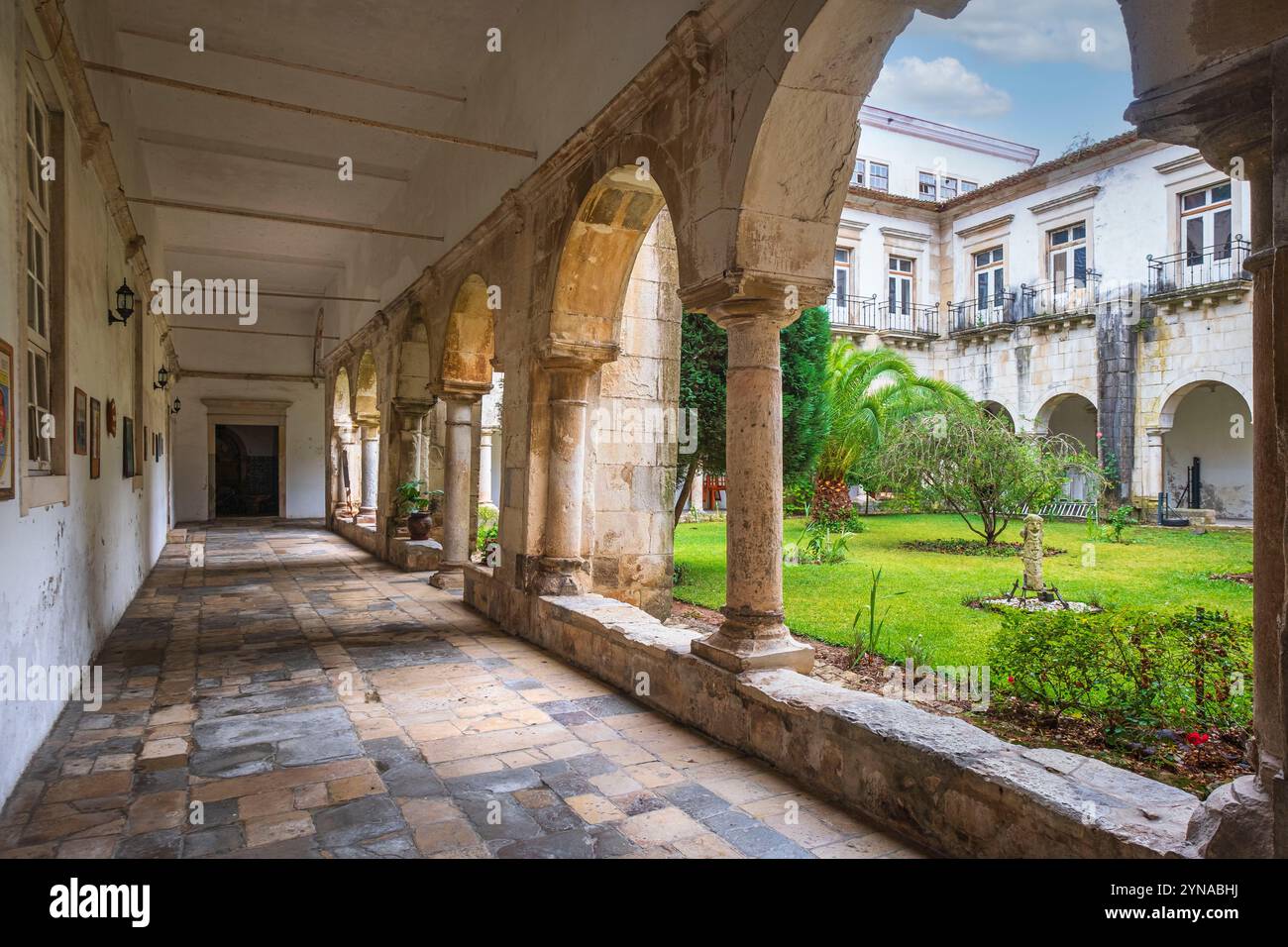 Portugal, région centrale, Coimbra, Rua da Sofia, Collège de grâce du XVIe siècle (Colégio da Graça) ou église notre-Dame de grâce, partie de l'Université de Coimbra-Alta et Sofia complexe, un site du patrimoine mondial de l'UNESCO Banque D'Images