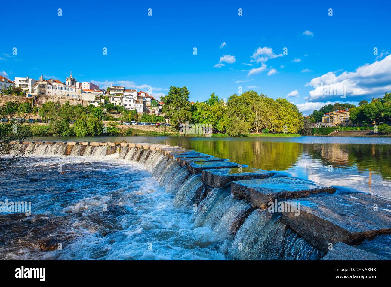 Portugal, région Nord, Amarante, village pittoresque au bord de la rivière Tamega, passage de dalles de granit pour traverser la rivière Banque D'Images