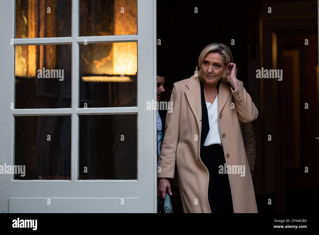 FRANCE-POLITIQUE-GOUVERNEMENT-OPPOSITION-rassemblement du premier ministre Marine le Pen, leader national, à Matignon pour une rencontre avec le premier ministre Michel Barnier. À Paris, le 25 novembre 2024. PARIS ILE-DE-FRANCE FRANCE COPYRIGHT : XANDREAXSAVORANIXNERIX FRANCE-POLITICS-GOVERNMENT-OPPOS ASAVORANINERI-1 Banque D'Images