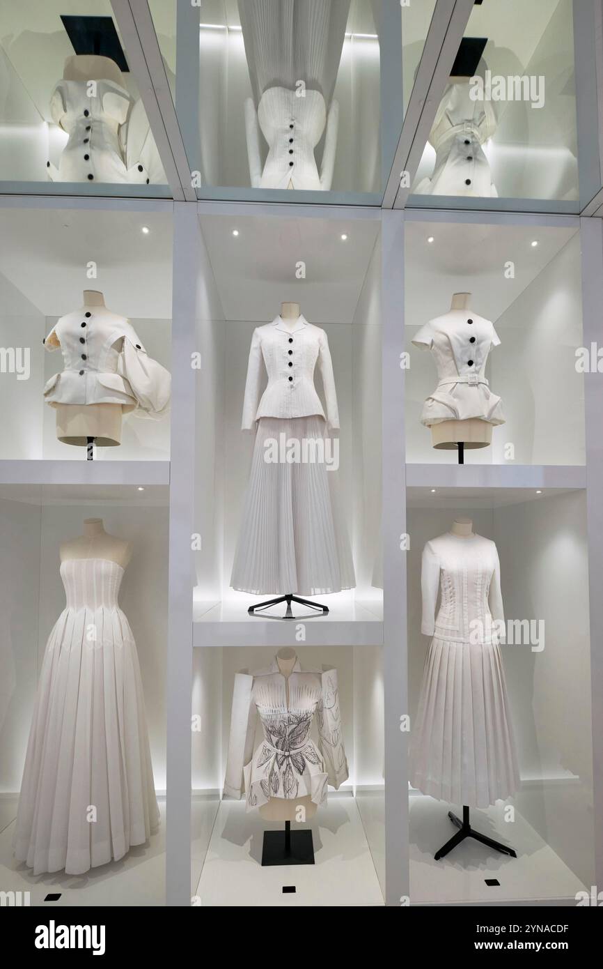 France, Paris, rue François Ier, Galerie Christian Dior, robes brodées par Elina Chauvet Banque D'Images