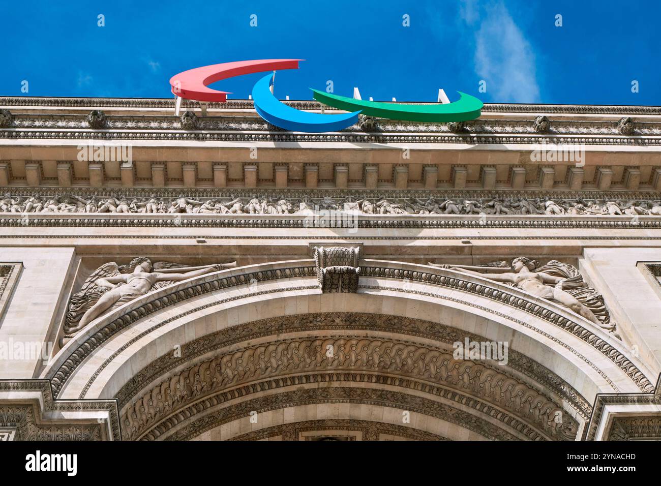 France, Paris, place de l'Etoile, Arc de Triomphe, les trois Agitos, symboles des Jeux Paralympiques Banque D'Images