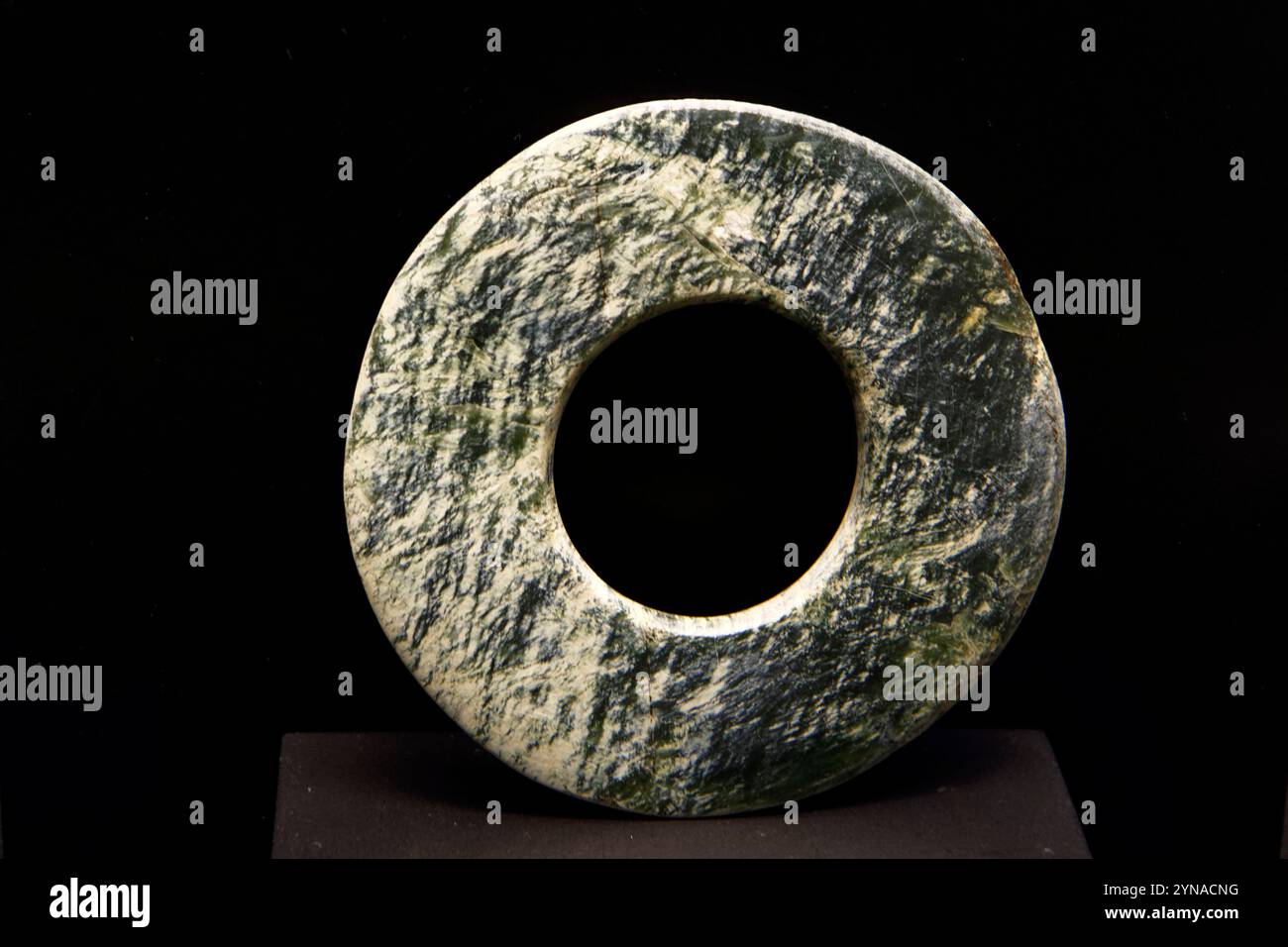 France, Morbihan (56), Carnac, musée de la préhistoire de Carnac, anneau discal de néphrite alpine Banque D'Images