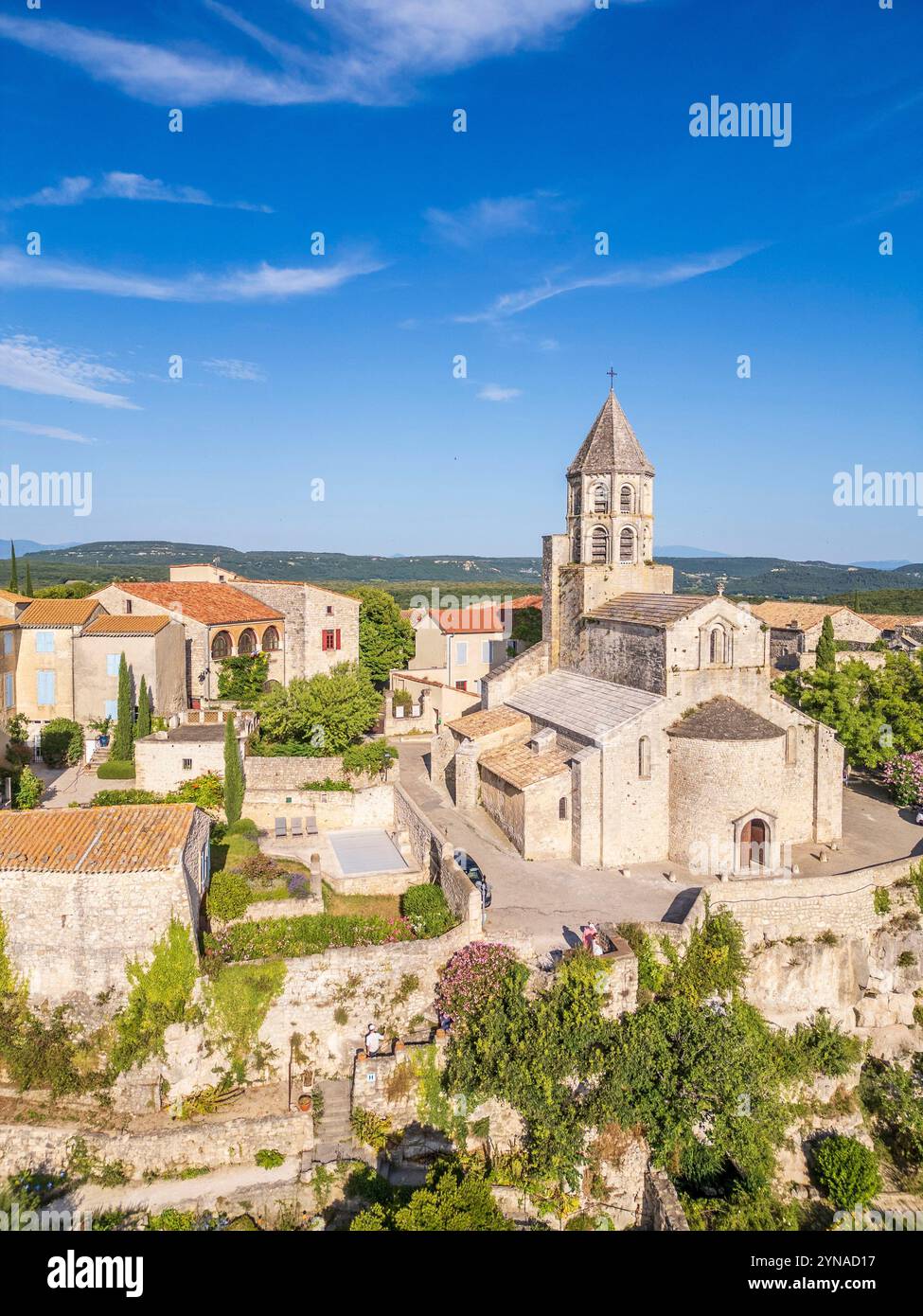 France, Drôme, Drôme provençale, la Garde-Adhémar, labellisée les plus Beaux villages de France, église provençale romane Saint-Michel du XIIe siècle et son clocher octogonal (vue aérienne) Banque D'Images