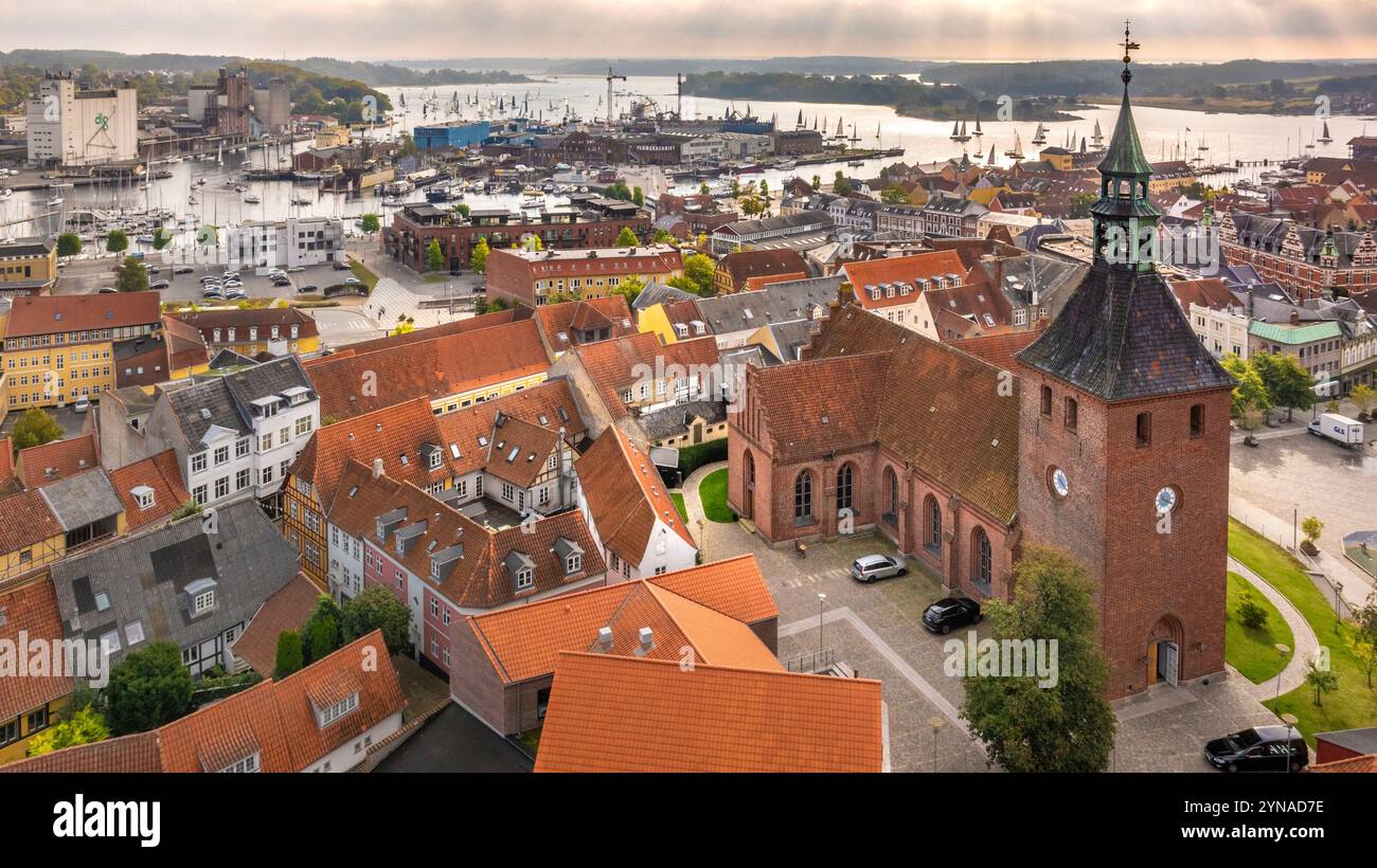 Danemark, Fiona, Svendborg, archipel de Fiona Sud Géoparc mondial de l'UNESCO, église notre-Dame et centre-ville (vue aérienne) Banque D'Images Danemark, Fiona, Svendborg, archipel de Fiona Sud Géoparc mondial de l'UNESCO, église notre-Dame et centre-ville (vue aérienne) Banque D'Images