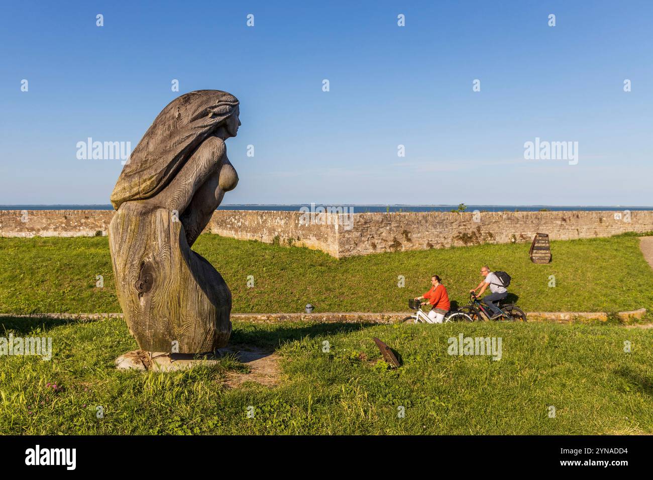 France, Charente-maritime, le Château-d'Oléron, Thétys, déesse de la mer sculptée dans un tronc de Sequoia, par l'artiste sculpteur Bilal Hassan Banque D'Images