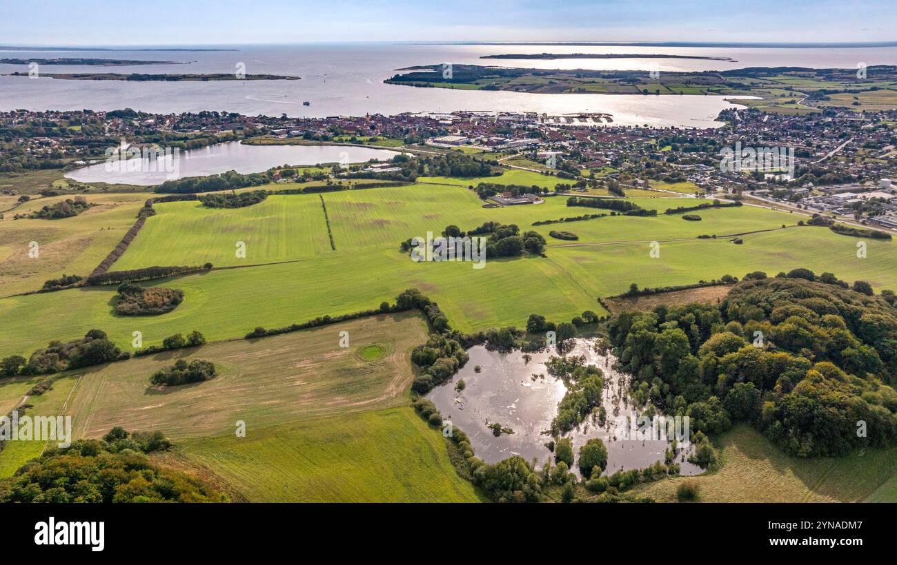 Danemark, Fionie, Fåborg, UNESCO World Geopark de l'archipel de Fionie du Sud du lac et des champs qui le surplombent (vue aérienne) Banque D'Images Danemark, Fionie, Fåborg, UNESCO World Geopark de l'archipel de Fionie du Sud du lac et des champs qui le surplombent (vue aérienne) Banque D'Images