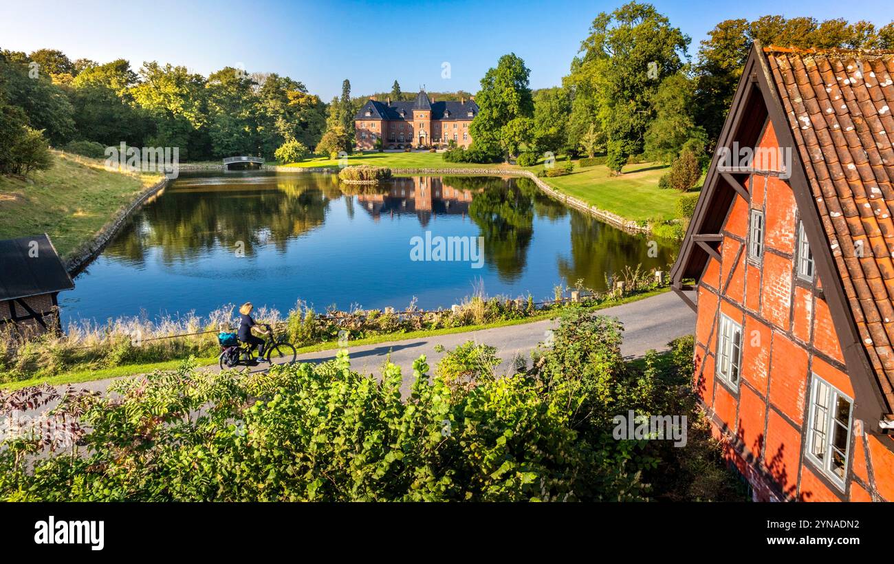 Danemark, Fiona, UNESCO Geopark South Fiona archipel, vélo le long de la route du château (Herregårdsruten), ici en face du château de Fåborg (vue aérienne) Banque D'Images Danemark, Fiona, UNESCO Geopark South Fiona archipel, vélo le long de la route du château (Herregårdsruten), ici en face du château de Fåborg (vue aérienne) Banque D'Images