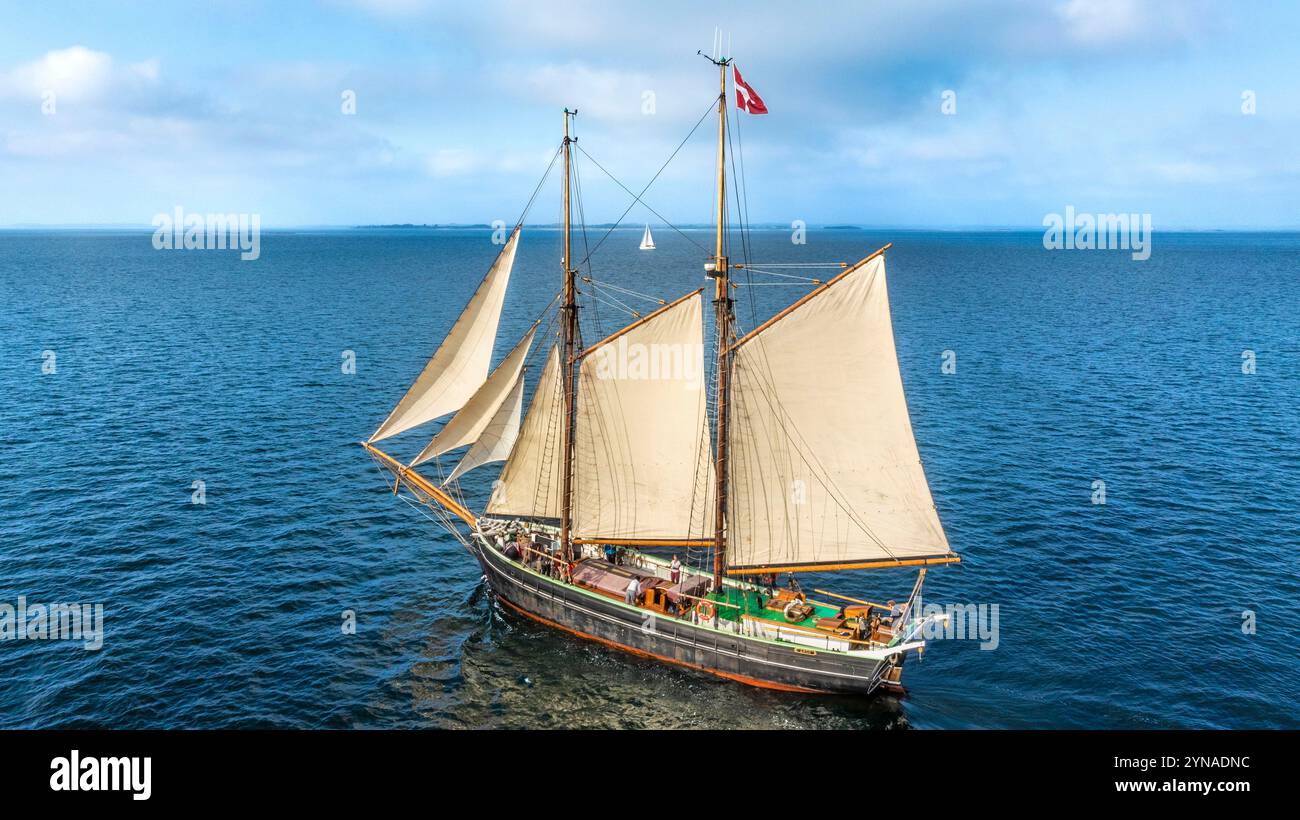 Danemark, Fionie, Assens, naviguer à bord de la goélette traditionnelle Aron dans le Géoparc mondial de l'UNESCO de l'archipel de Fionie du Sud (vue aérienne) Banque D'Images Danemark, Fionie, Assens, naviguer à bord de la goélette traditionnelle Aron dans le Géoparc mondial de l'UNESCO de l'archipel de Fionie du Sud (vue aérienne) Banque D'Images
