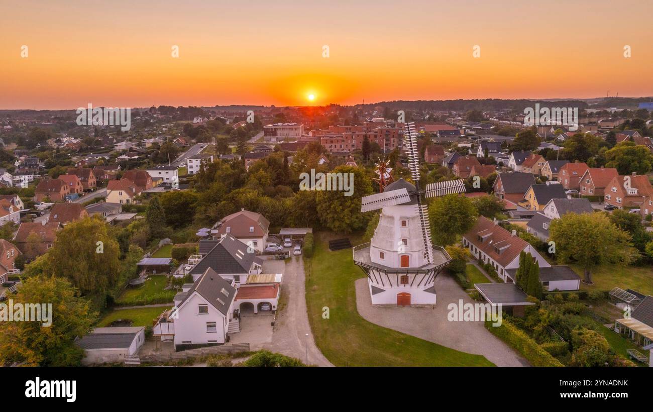 Danemark, Fiona, UNESCO Geopark South Fiona Archipelago, moulin à vent sur les hauteurs de Svendborg au coucher du soleil (vue aérienne) Banque D'Images Danemark, Fiona, UNESCO Geopark South Fiona Archipelago, moulin à vent sur les hauteurs de Svendborg au coucher du soleil (vue aérienne) Banque D'Images