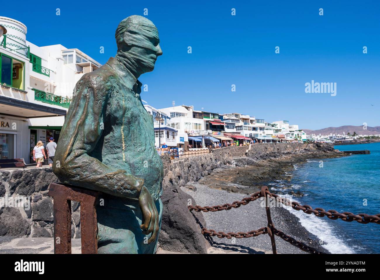 Espagne, Îles Canaries, Lanzarote, Playa Blanca, statue sur la plage Banque D'Images