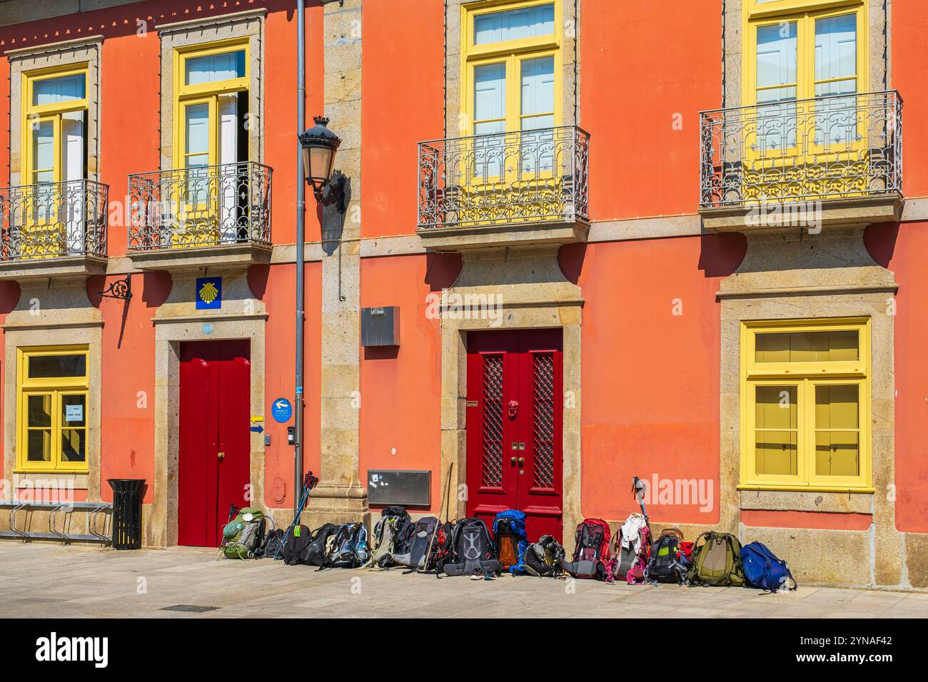 Portugal, région Nord, Ponte de Lima, étape sur la voie centrale portugaise, une des voies vers Santiago de Compostelle, sacs à dos devant l'auberge de pèlerins Banque D'Images