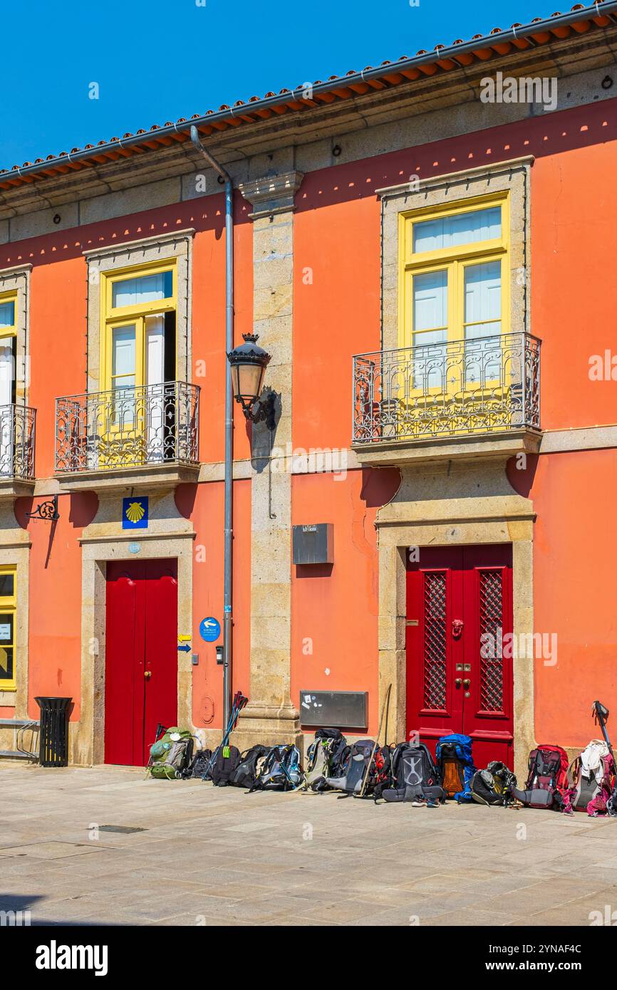 Portugal, région Nord, Ponte de Lima, étape sur la voie centrale portugaise, une des voies vers Santiago de Compostelle, sacs à dos devant l'auberge de pèlerins Banque D'Images