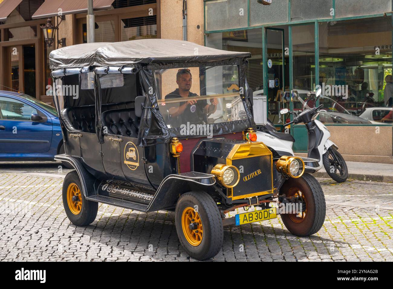 Portugal, zone nord, centre historique classé au patrimoine mondial de l'UNESCO, voiture ancienne convertie en taxi Banque D'Images