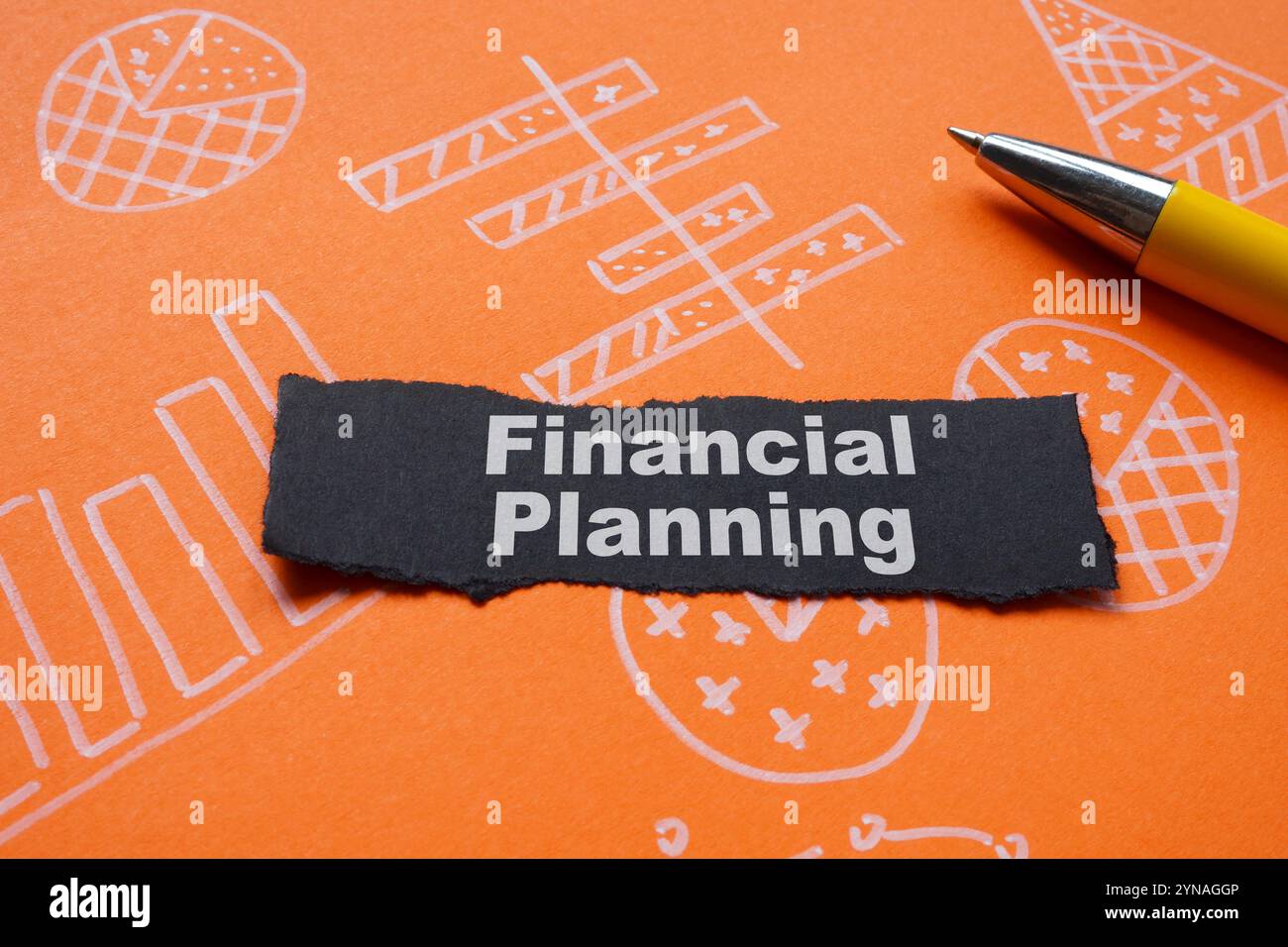 Planification financière marquée sur une feuille avec des graphiques. Banque D'Images