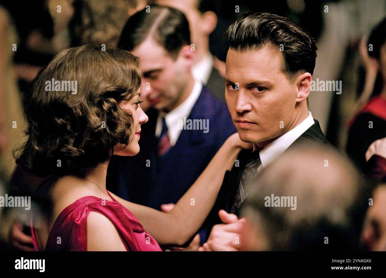 PUBLIC ENEMIES 2009 Universal Pictures film avec Marion Cotillard dans le rôle de la chanteuse Billie Frechette et Johnny Depp dans le rôle du voleur de banque John Dillinger Banque D'Images PUBLIC ENEMIES 2009 Universal Pictures film avec Marion Cotillard dans le rôle de la chanteuse Billie Frechette et Johnny Depp dans le rôle du voleur de banque John Dillinger Banque D'Images